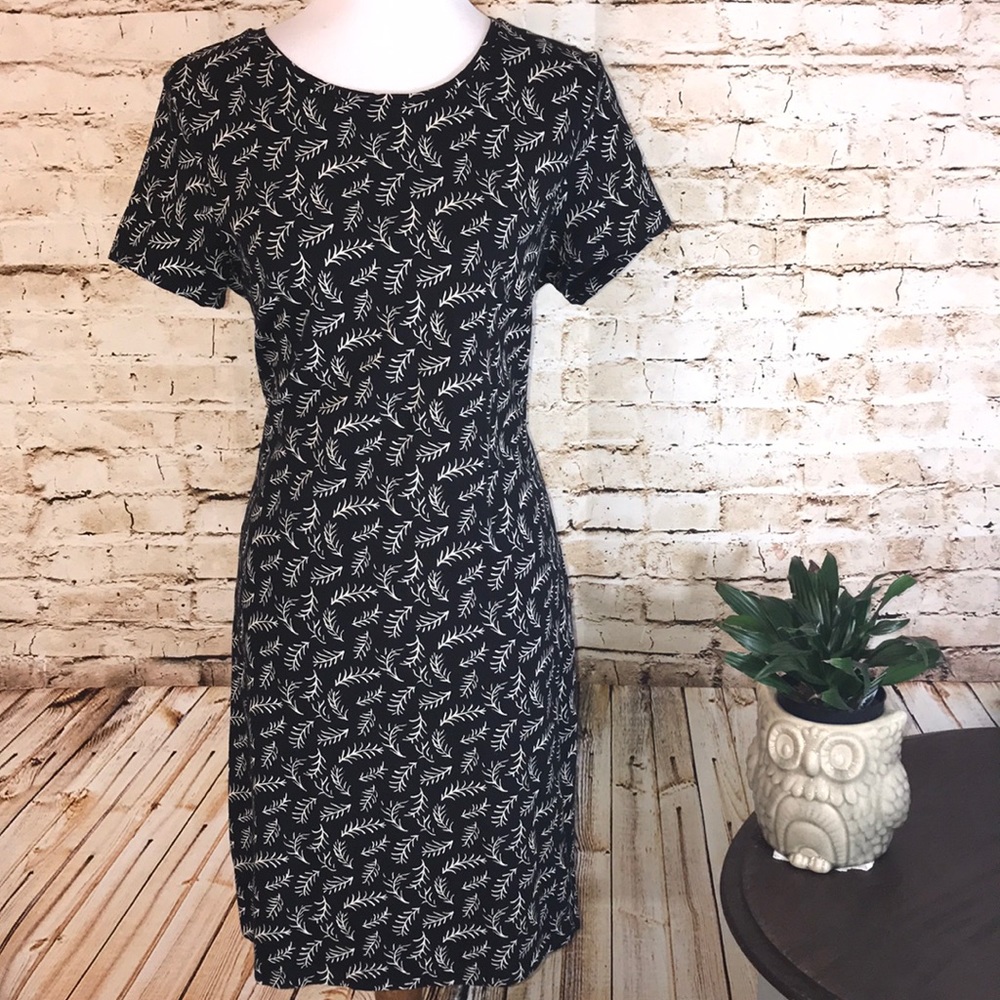 Old Navy Black and Cream T-Shirt Dress
